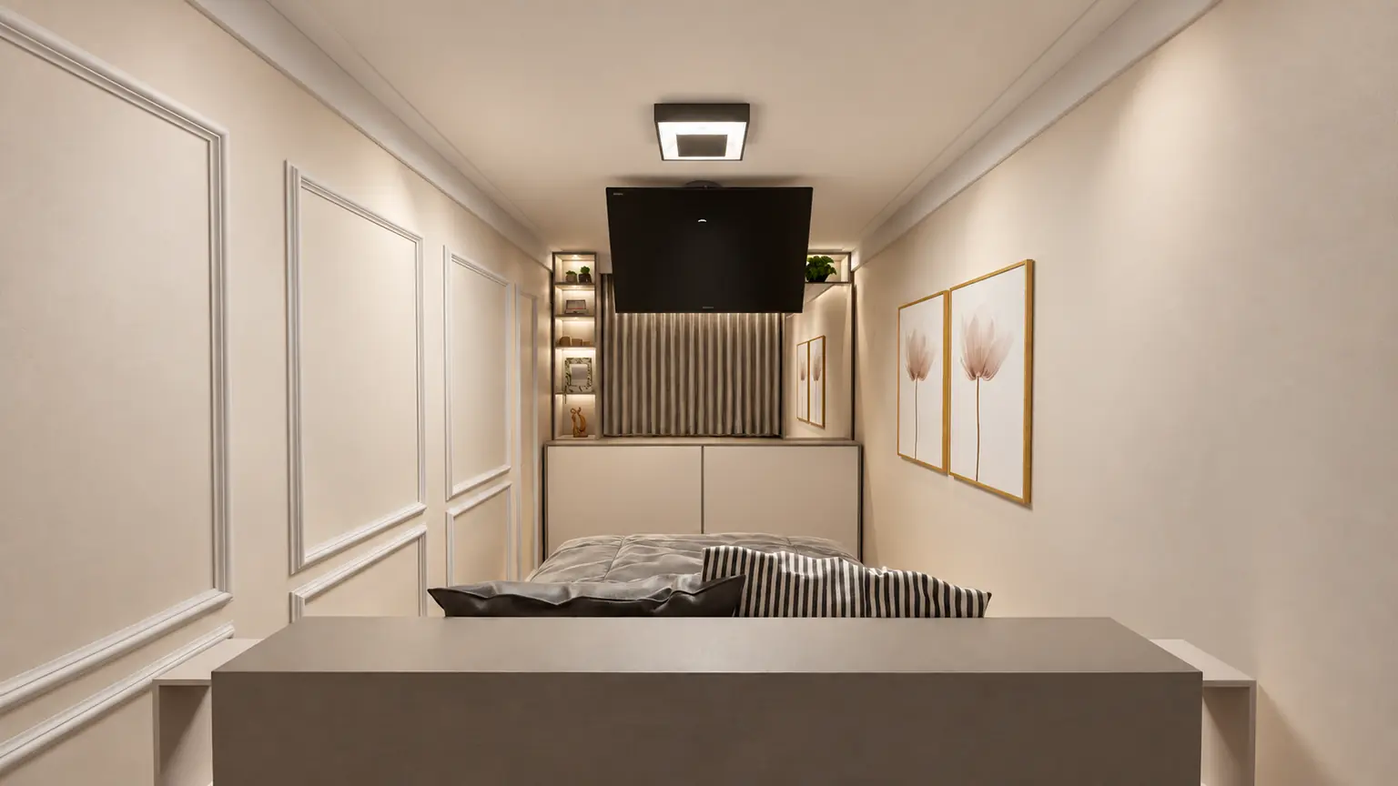 Dormitório do Projeto de Interiores A.C.: o quarto comprido, com as molduras nas paredes, a TV presa ao teto, os nichos iluminados ao lado da janela e dois quadros de flores