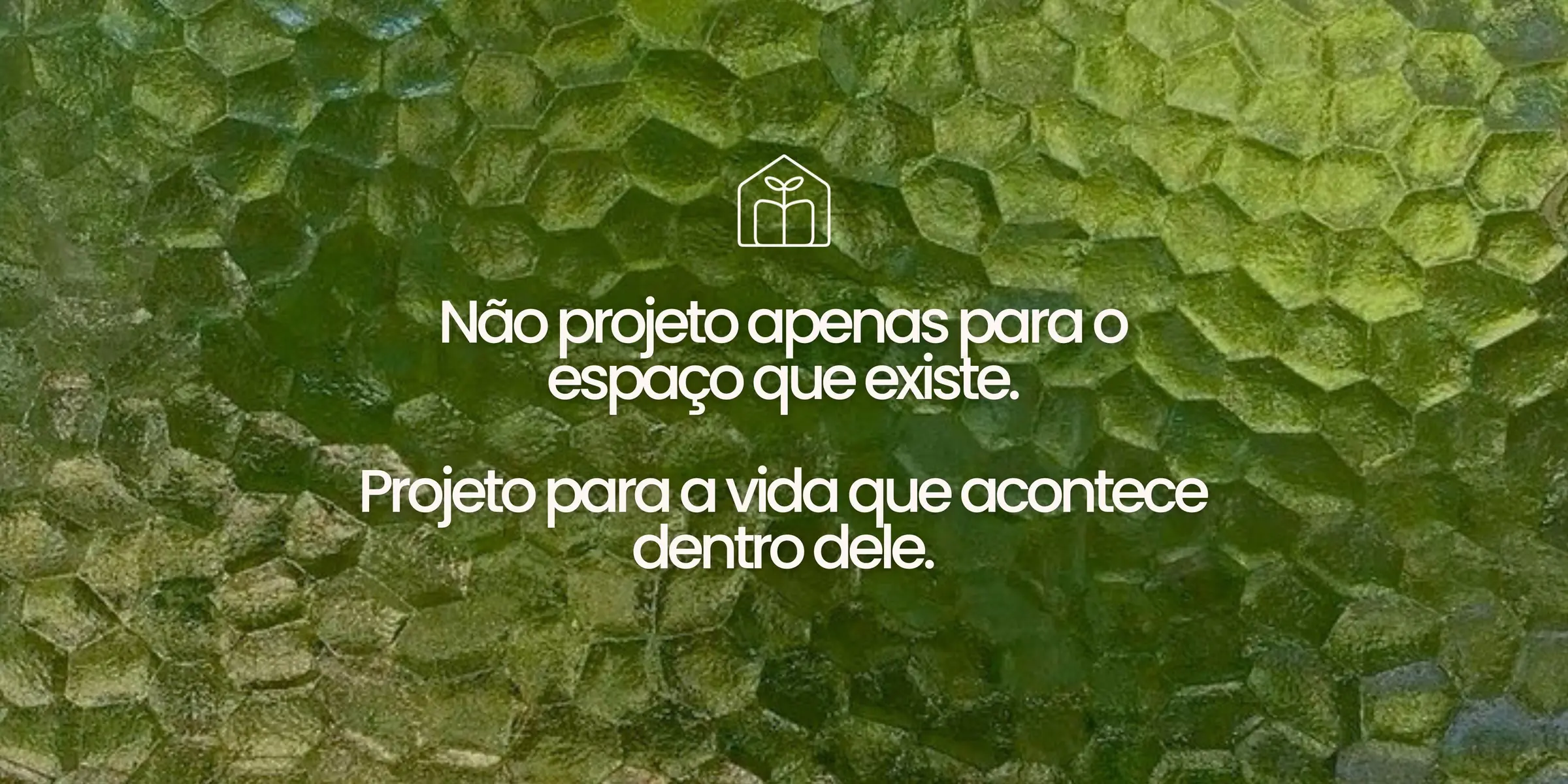 Não projeto apenas para o espaço que existe. Projeto para a vida que acontece dentro dele.