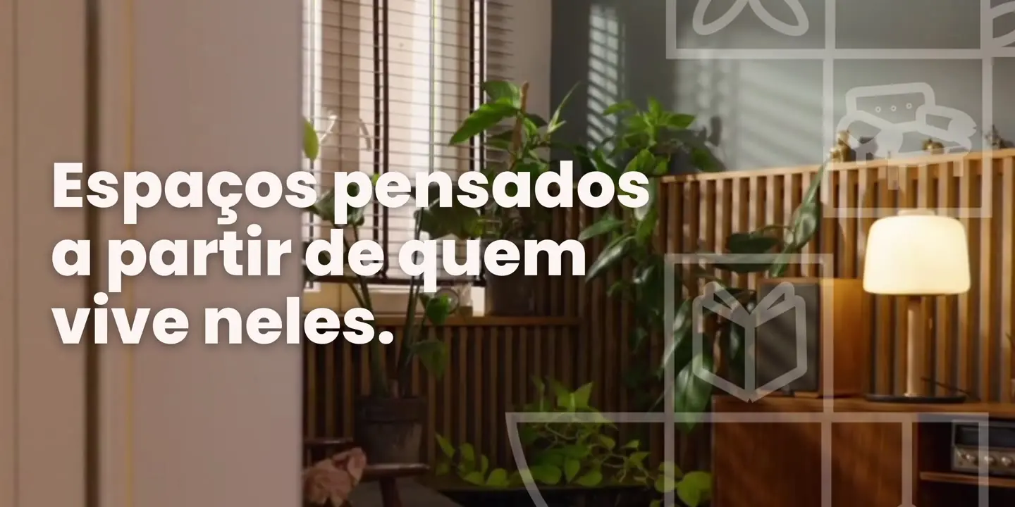 Sala com plantas e luz natural.